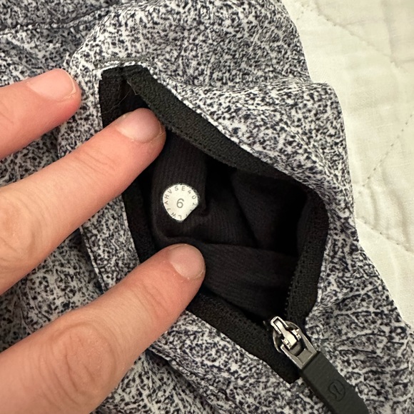 Lululemon Tracker Shorts Black and White Size 6 - Picture 3 of 3